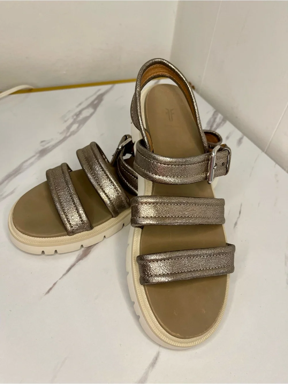 Frye Women's Mila Metallic Strappy Flat Slingback Sandal Sz 8.5M Soft Leather